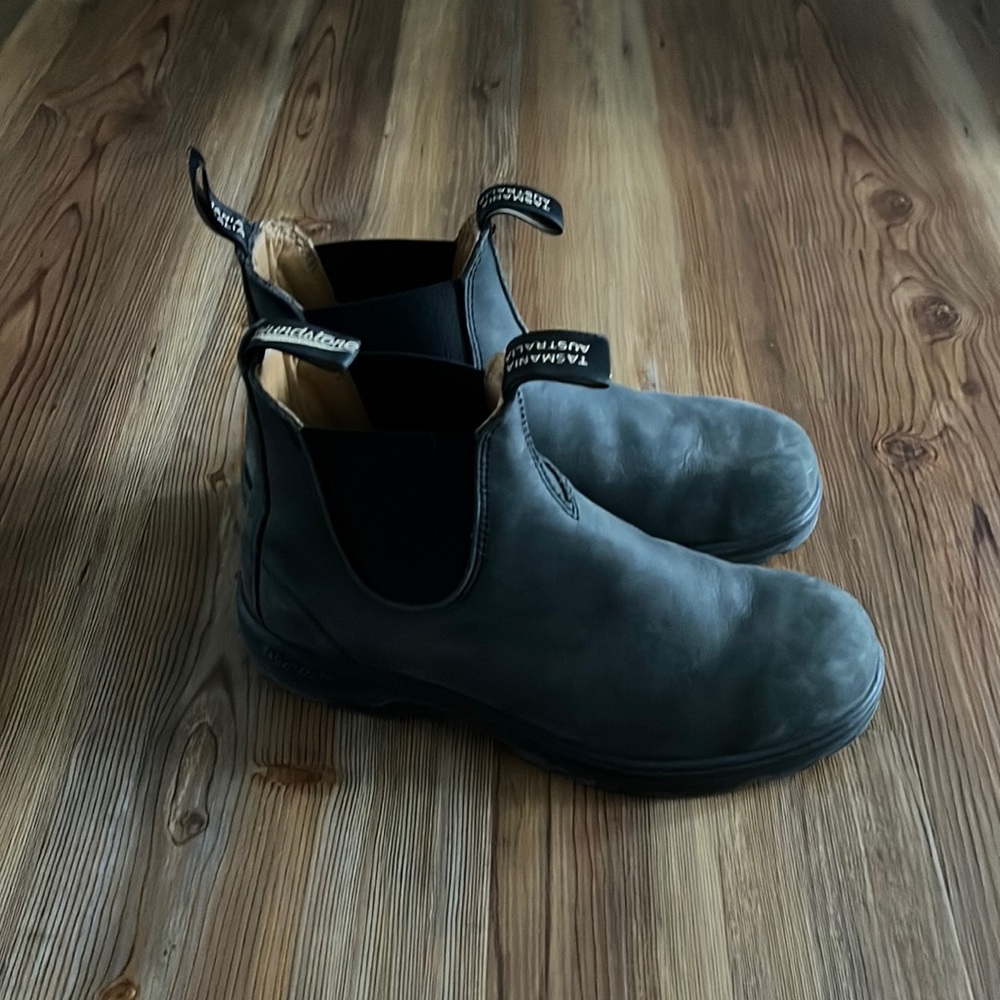 Black/blue blundstones